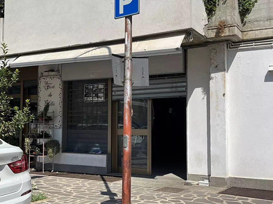 Immagine 11 di Locale commerciale in vendita  in PIAZZA GIOVINE a Vasto