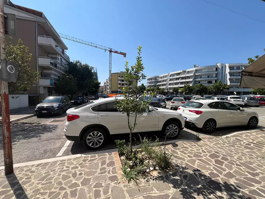 Immagine 12 di Locale commerciale in vendita  in PIAZZA GIOVINE a Vasto