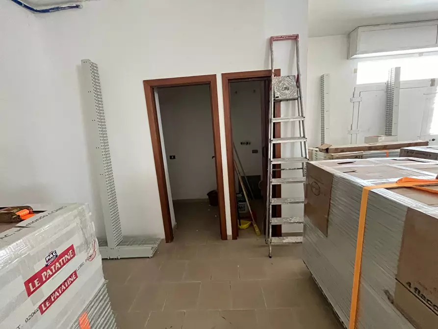 Immagine 9 di Locale commerciale in vendita  in PIAZZA GIOVINE a Vasto