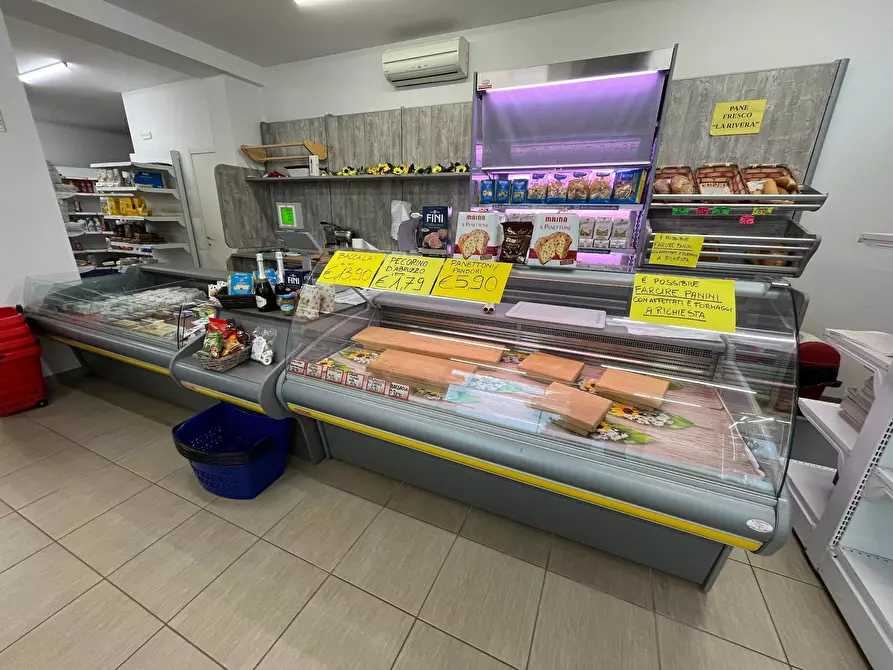 Immagine 10 di Attività commerciale in vendita  in VIA INCORONATA a Vasto