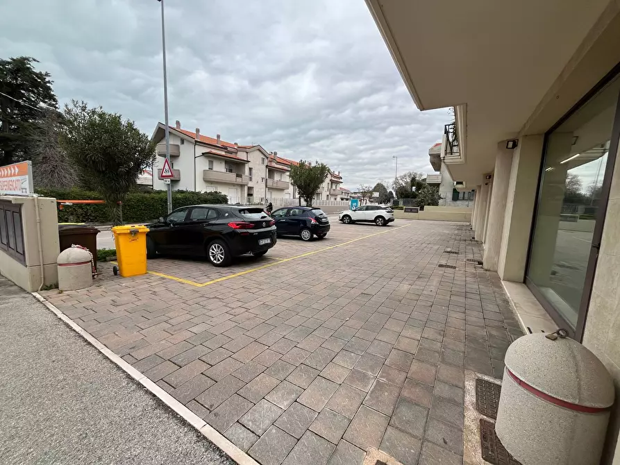 Immagine 13 di Attività commerciale in vendita  in VIA INCORONATA a Vasto