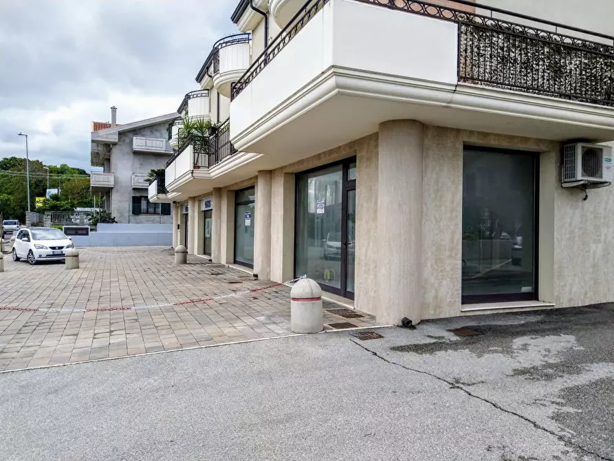 Immagine 3 di Locale commerciale in affitto  in VIA INCORONATA 33 a Vasto