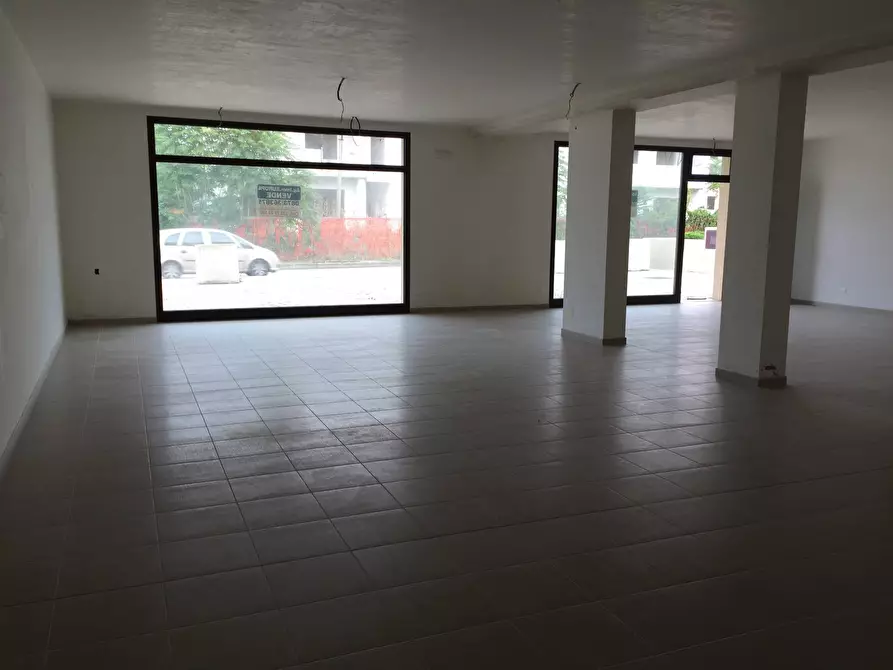 Immagine 5 di Locale commerciale in affitto  in VIA INCORONATA 33 a Vasto