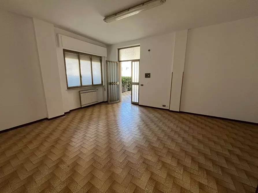 Immagine 2 di Locale commerciale in vendita  in CORSO EUROPA a Vasto