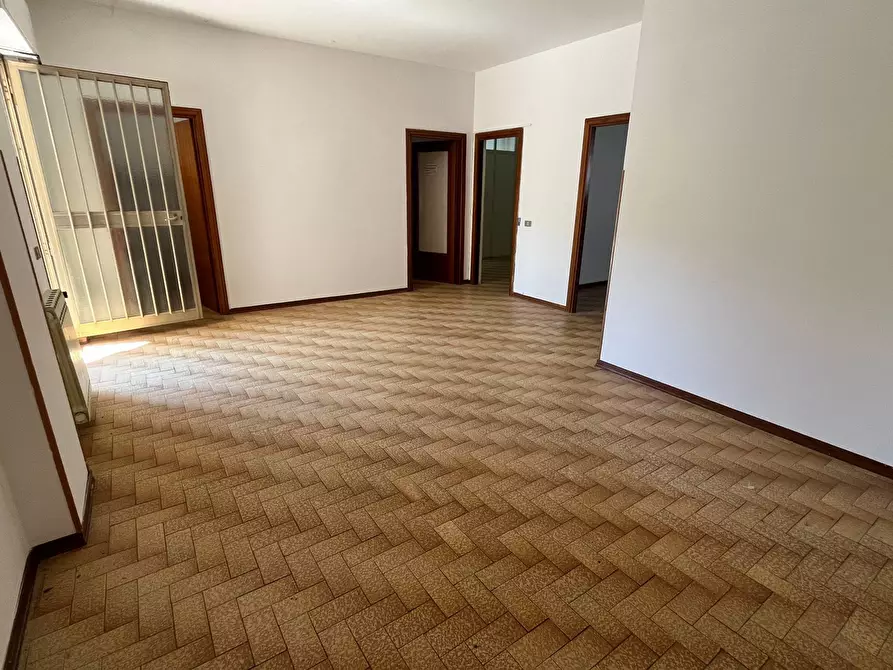 Immagine 3 di Locale commerciale in vendita  in CORSO EUROPA a Vasto