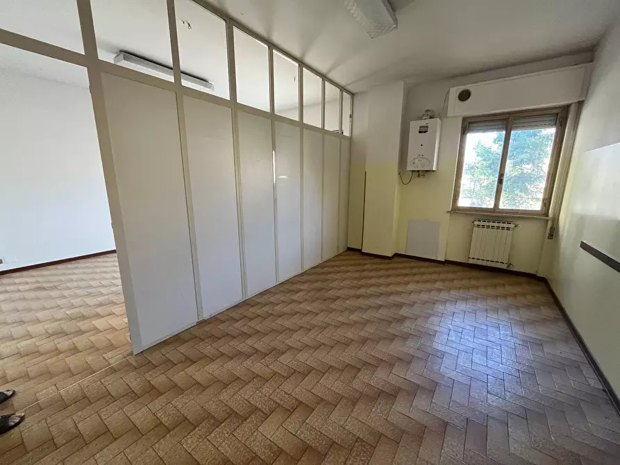 Immagine 4 di Locale commerciale in vendita  in CORSO EUROPA a Vasto