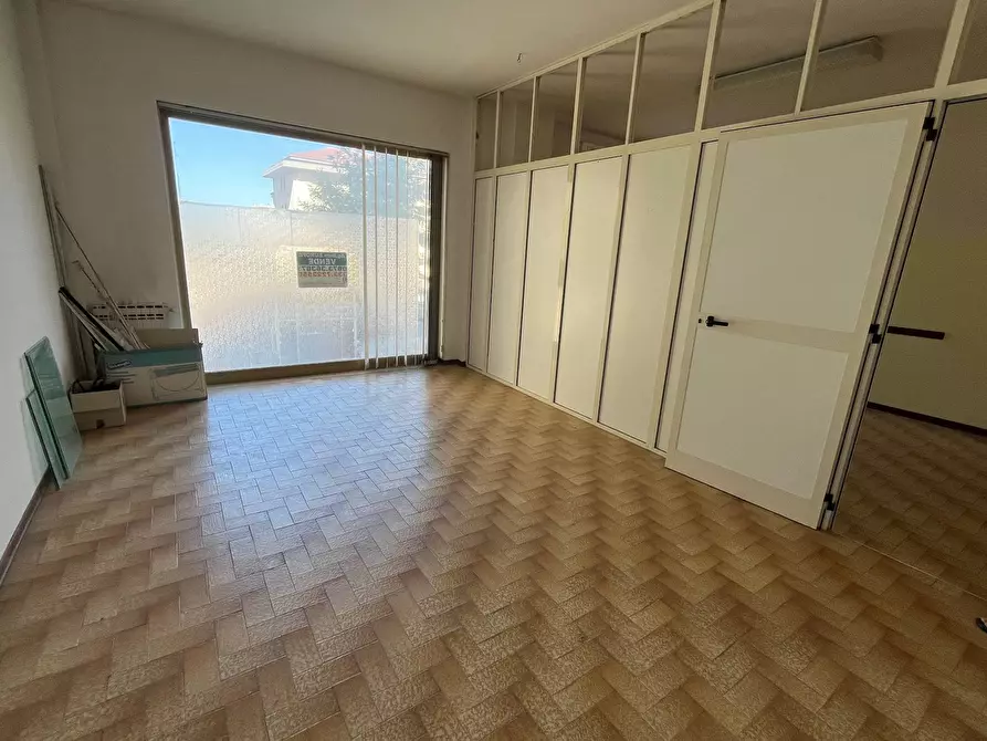 Immagine 5 di Locale commerciale in vendita  in CORSO EUROPA a Vasto