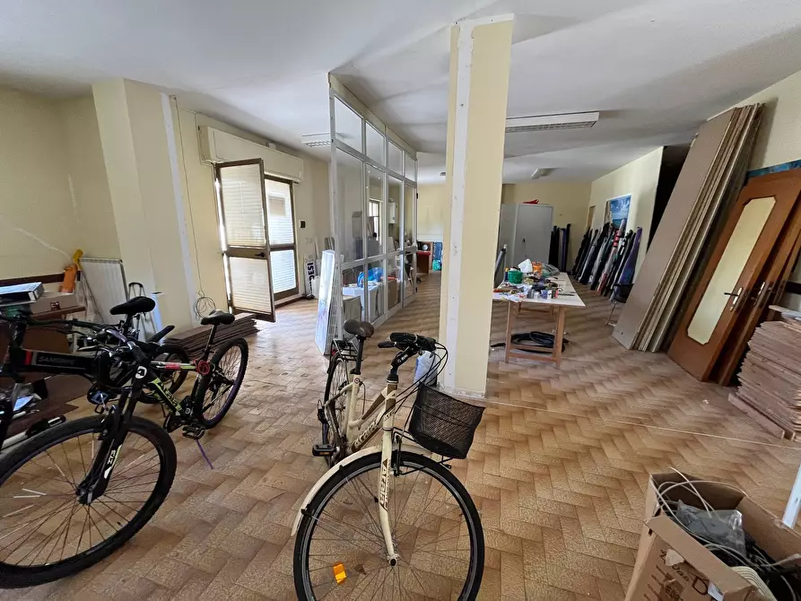 Immagine 15 di Locale commerciale in vendita  in CORSO EUROPA a Vasto