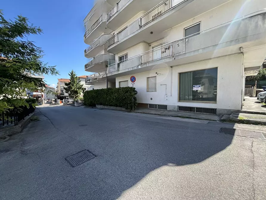 Immagine 20 di Locale commerciale in vendita  in CORSO EUROPA a Vasto