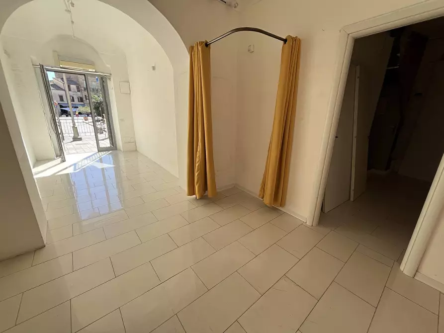 Immagine 13 di Locale commerciale in affitto  in piazza Rossetti a Vasto