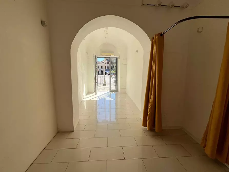 Immagine 14 di Locale commerciale in affitto  in piazza Rossetti a Vasto