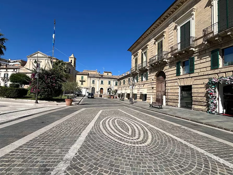 Immagine 18 di Locale commerciale in affitto  in piazza Rossetti a Vasto