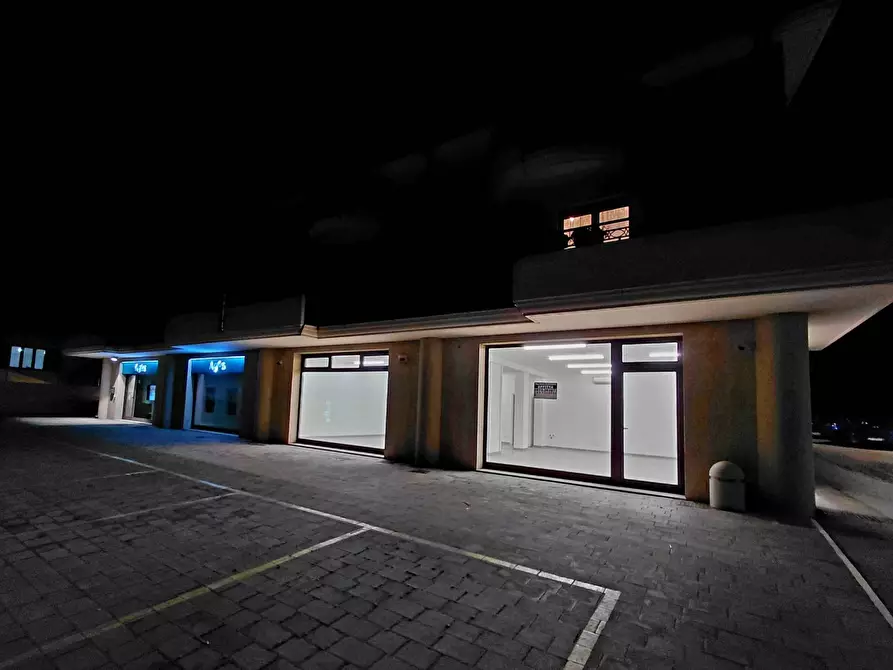 Immagine 9 di Locale commerciale in affitto  in VIA INCORONATA 33 a Vasto