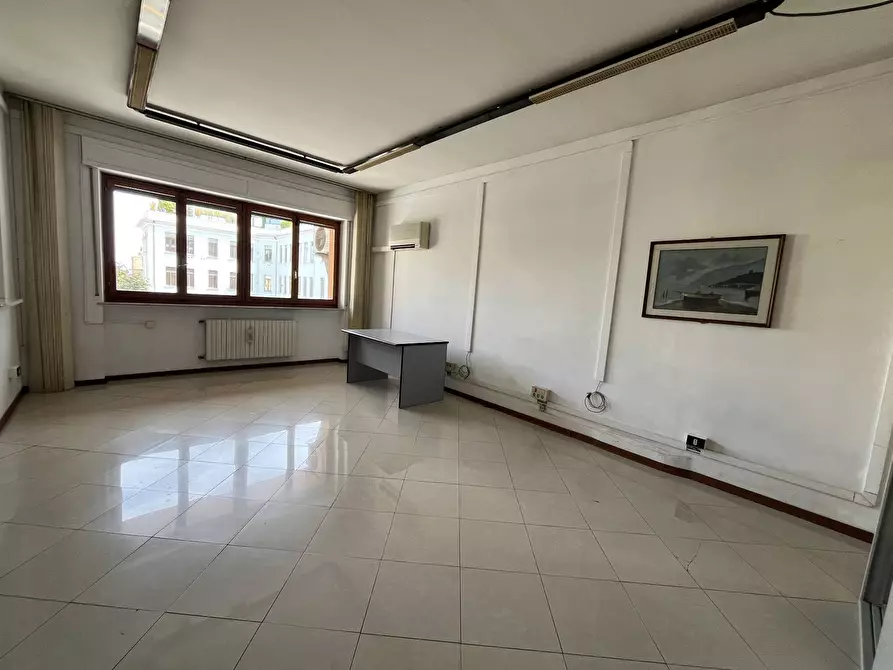 Immagine 12 di Locale commerciale in affitto  in VIA XXIV MAGGIO a Vasto