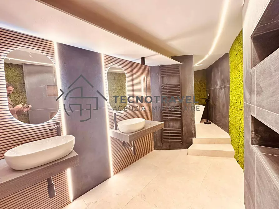 Immagine 8 di Appartamento in vendita  in via del parco carelli 42 a Napoli