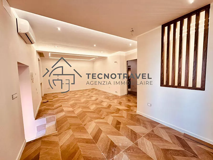 Immagine 2 di Appartamento in vendita  in via del parco carelli 42 a Napoli