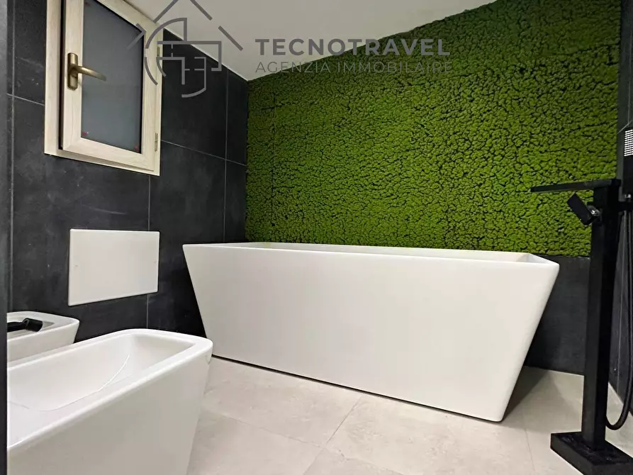 Immagine 10 di Appartamento in vendita  in via del parco carelli 42 a Napoli