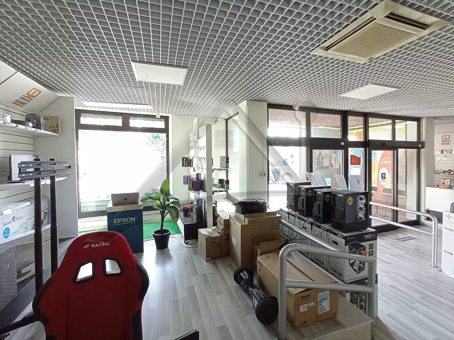 Immagine 7 di Locale commerciale in vendita  in Viale San Giovanni Bosco 1 a L'aquila
