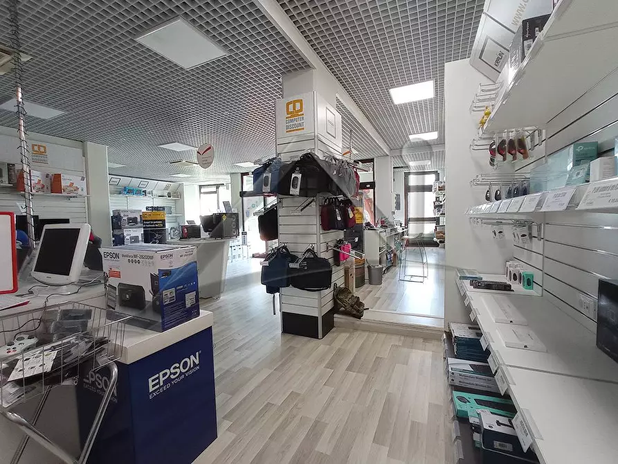 Immagine 11 di Locale commerciale in vendita  in Viale San Giovanni Bosco 1 a L'aquila
