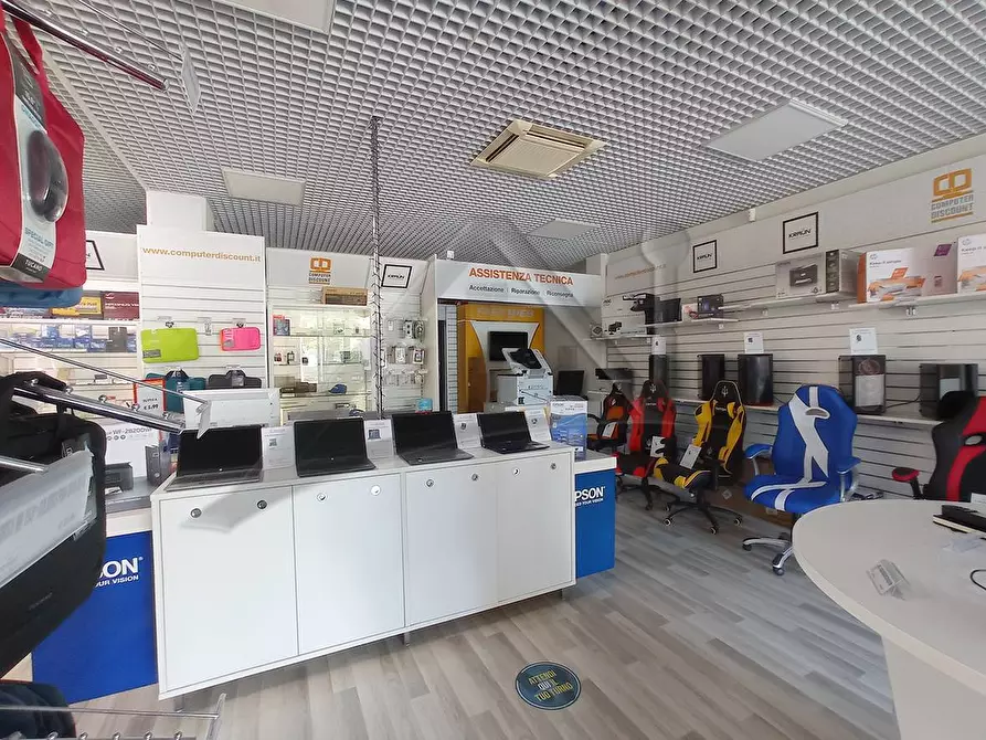 Immagine 12 di Locale commerciale in vendita  in Viale San Giovanni Bosco 1 a L'aquila