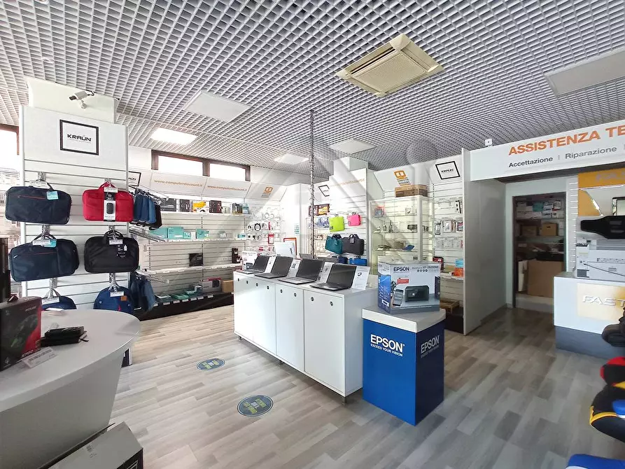 Immagine 13 di Locale commerciale in vendita  in Viale San Giovanni Bosco 1 a L'aquila