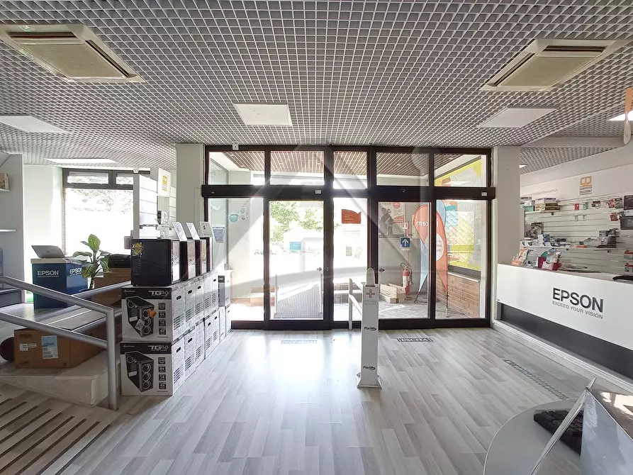 Immagine 14 di Locale commerciale in vendita  in Viale San Giovanni Bosco 1 a L'aquila