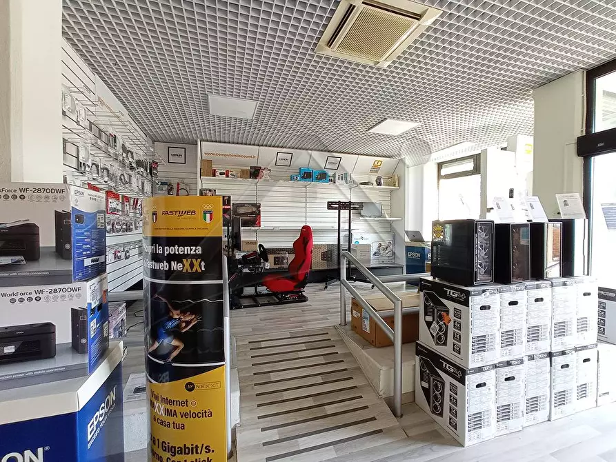 Immagine 6 di Locale commerciale in vendita  in Viale San Giovanni Bosco 1 a L'aquila