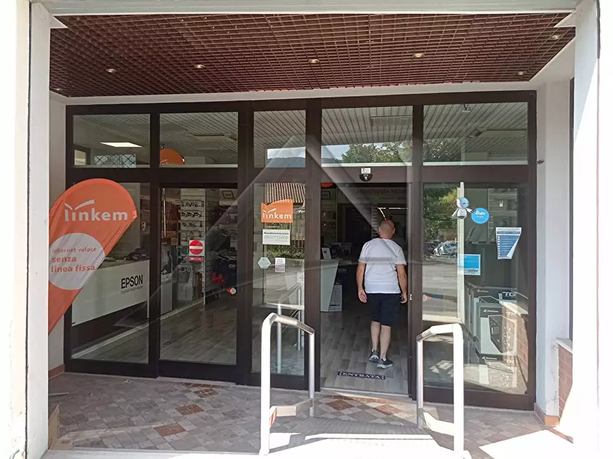 Immagine 3 di Locale commerciale in vendita  in Viale San Giovanni Bosco 1 a L'aquila