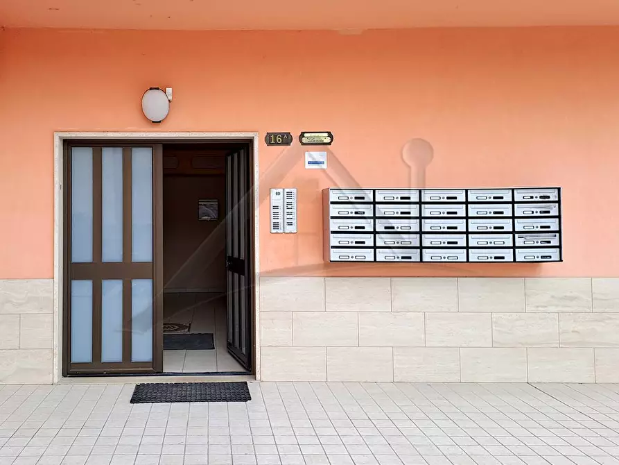 Immagine 3 di Locale commerciale in vendita  in Via Giancandido Pastorelli 16A a L'aquila