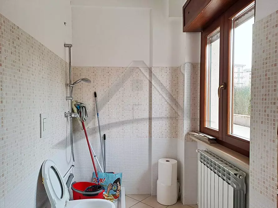 Immagine 12 di Locale commerciale in vendita  in Via Giancandido Pastorelli 16A a L'aquila