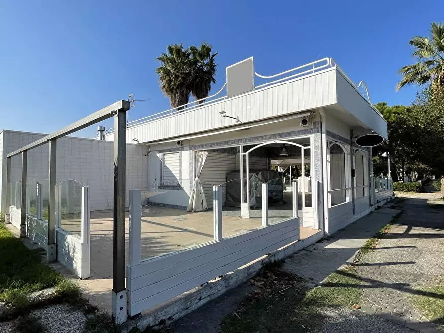 Immagine 1 di Locale commerciale in vendita  in Viale De Gasperi 224 a Grottammare