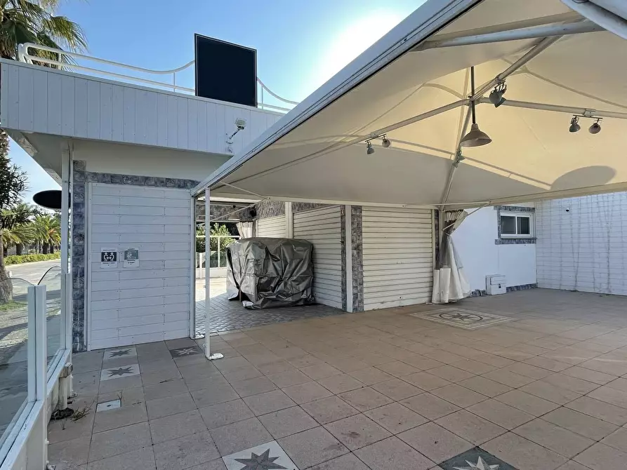 Immagine 3 di Locale commerciale in vendita  in Viale De Gasperi 224 a Grottammare