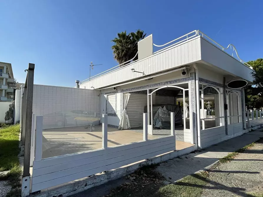 Immagine 4 di Locale commerciale in vendita  in Viale De Gasperi 224 a Grottammare