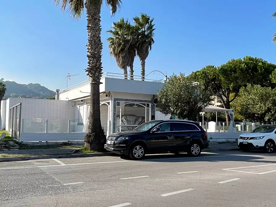 Immagine 5 di Locale commerciale in vendita  in Viale De Gasperi 224 a Grottammare