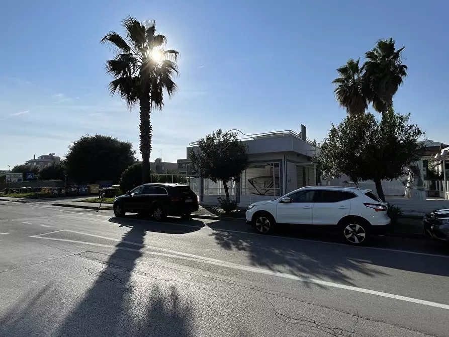 Immagine 8 di Locale commerciale in vendita  in Viale De Gasperi 224 a Grottammare