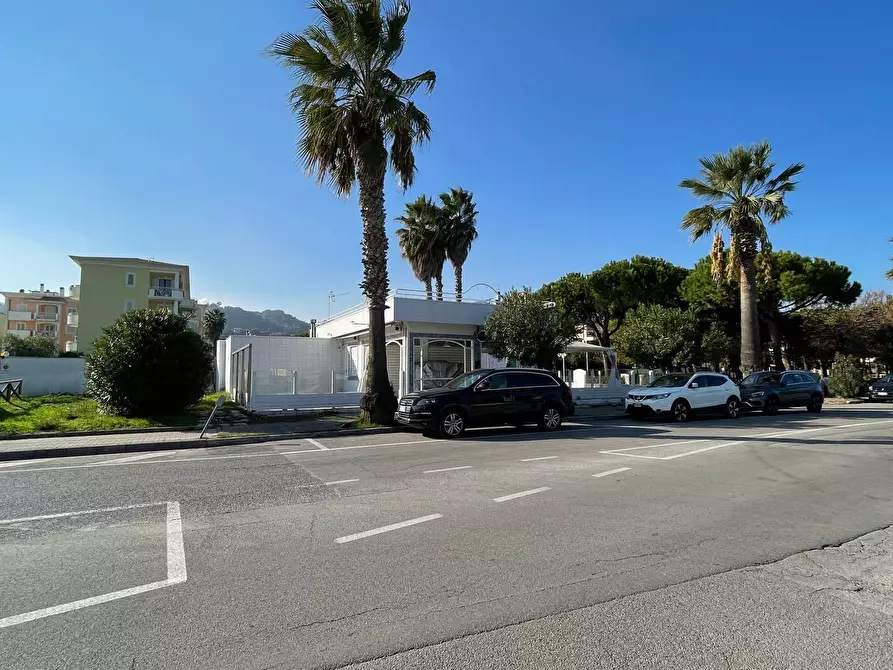 Immagine 9 di Locale commerciale in vendita  in Viale De Gasperi 224 a Grottammare