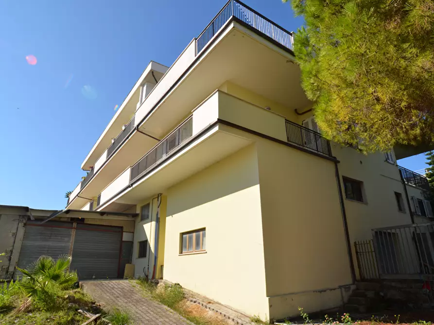 Immagine 1 di Locale commerciale in vendita  in Via Lauri 3 a San Benedetto Del Tronto