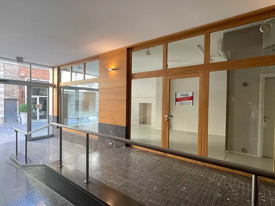 Immagine 6 di Locale commerciale in affitto  in Via XX Settembre 34 a San Benedetto Del Tronto