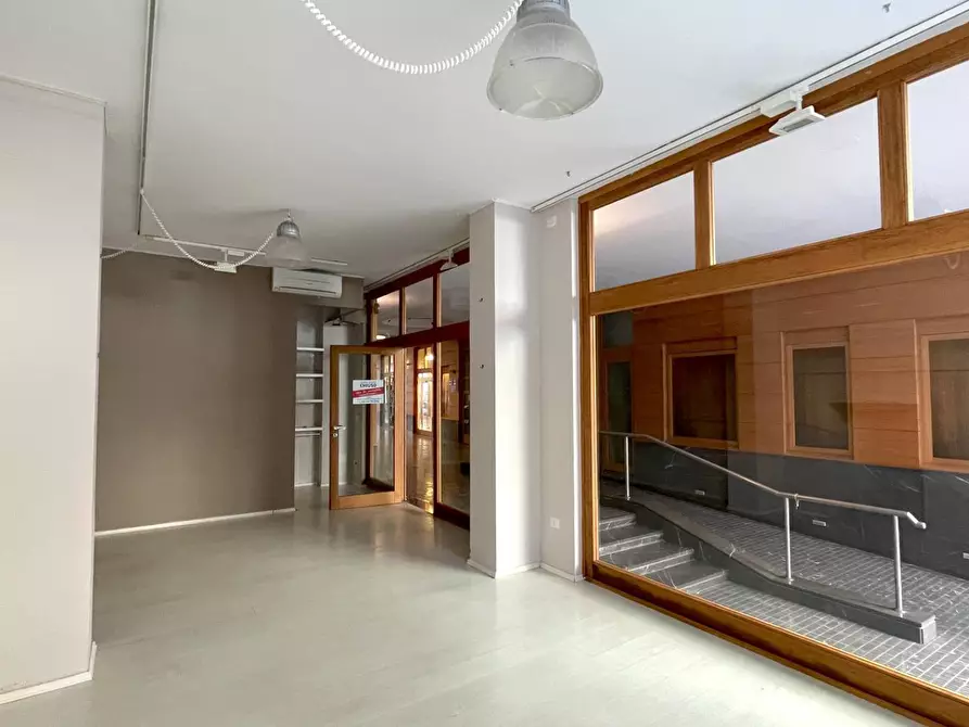 Immagine 3 di Locale commerciale in affitto  in Via XX Settembre 34 a San Benedetto Del Tronto
