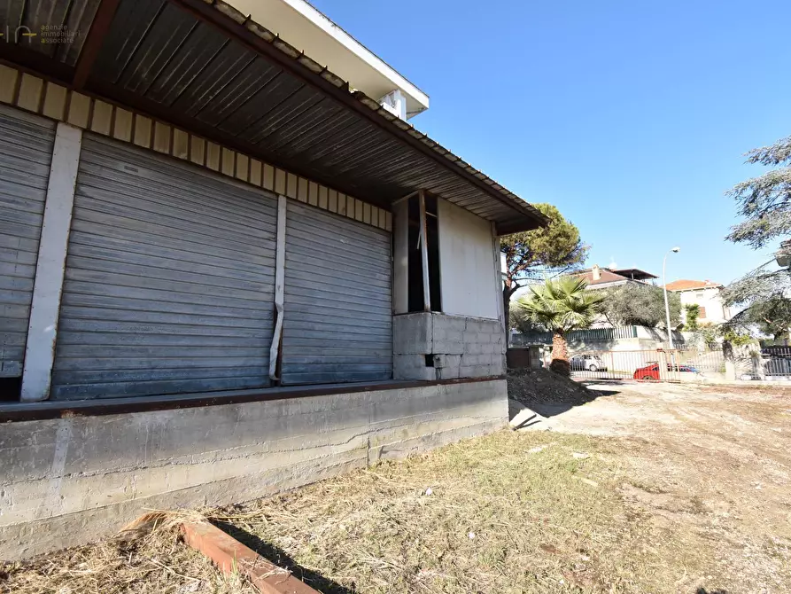 Immagine 9 di Locale commerciale in vendita  in Via Lauri 3 a San Benedetto Del Tronto