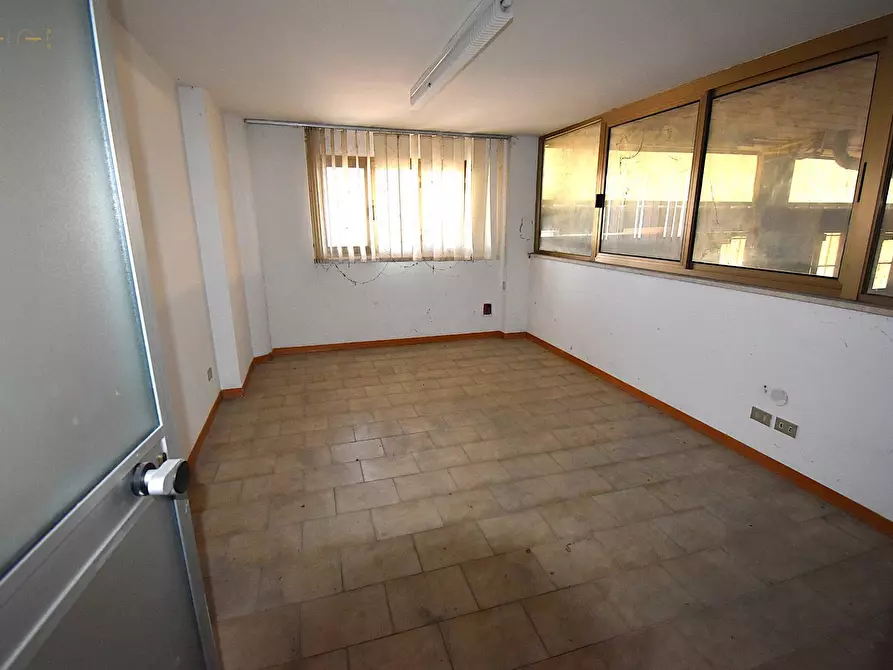 Immagine 22 di Locale commerciale in vendita  in Via Lauri 3 a San Benedetto Del Tronto