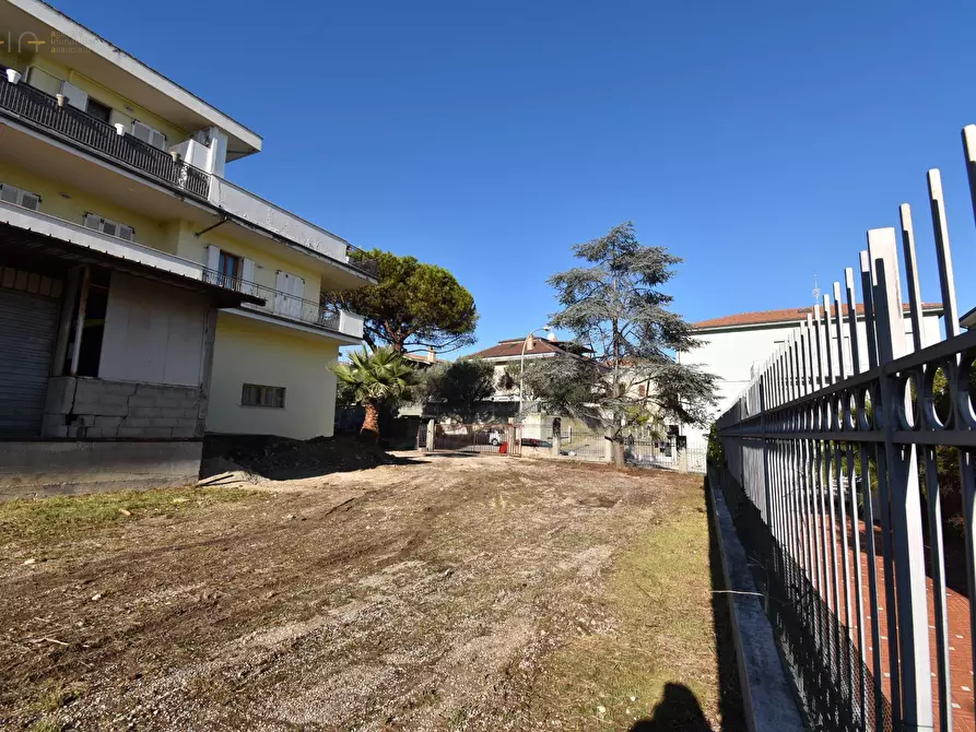 Immagine 12 di Locale commerciale in vendita  in Via Lauri 3 a San Benedetto Del Tronto