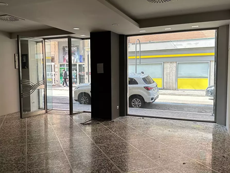 Immagine 3 di Locale commerciale in affitto  in Via Ugo Bassi 17 a San Benedetto Del Tronto