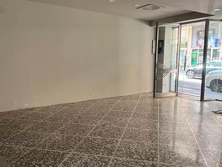 Immagine 4 di Locale commerciale in affitto  in Via Ugo Bassi 17 a San Benedetto Del Tronto