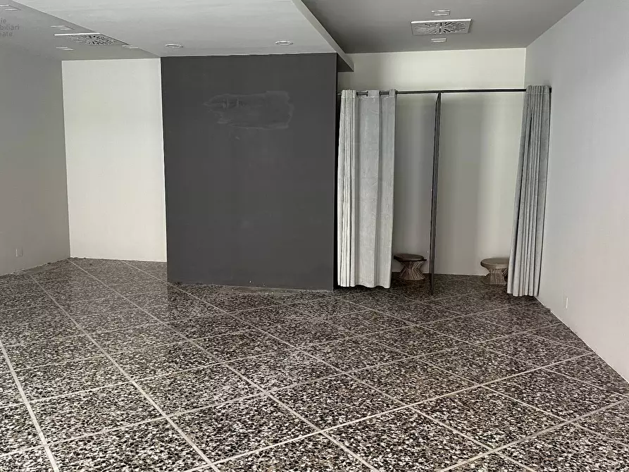 Immagine 7 di Locale commerciale in affitto  in Via Ugo Bassi 17 a San Benedetto Del Tronto