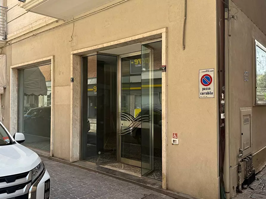 Immagine 2 di Locale commerciale in affitto  in Via Ugo Bassi 17 a San Benedetto Del Tronto