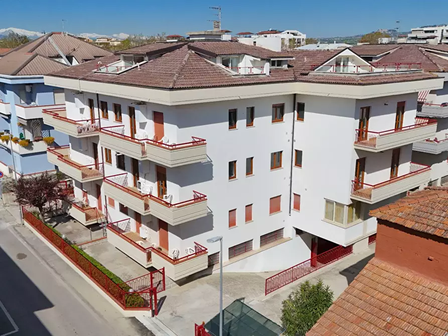 Immagine 50 di Appartamento in vendita  in Via Emilia 12 a Alba Adriatica