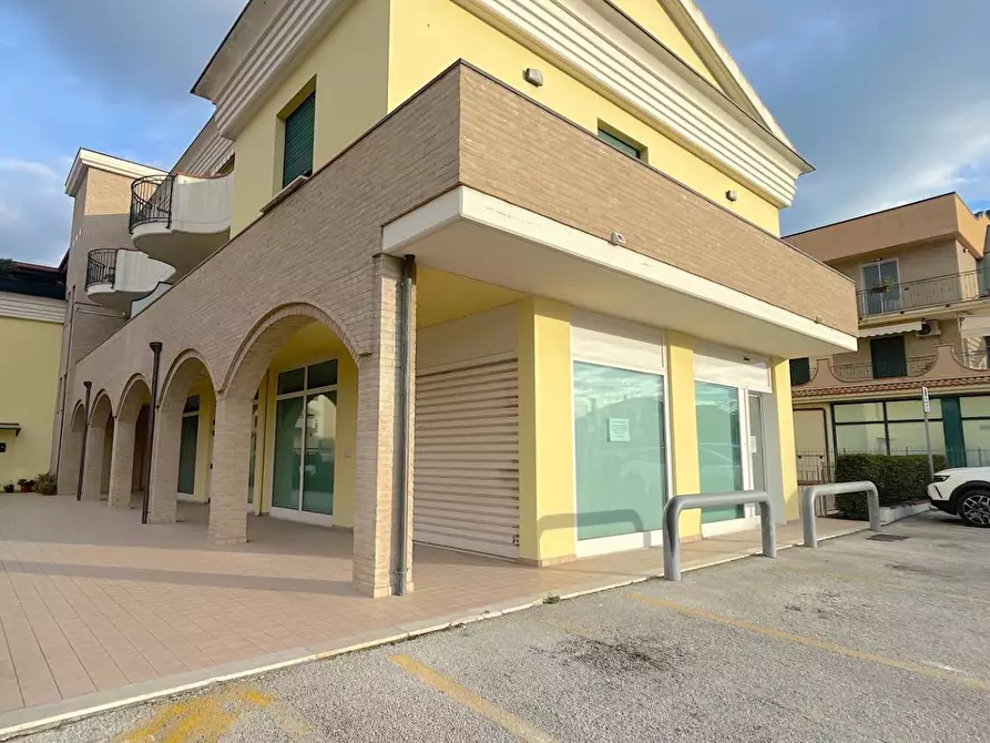 Immagine 1 di Locale commerciale in vendita  in Viale De Gasperi 2 a Monteprandone