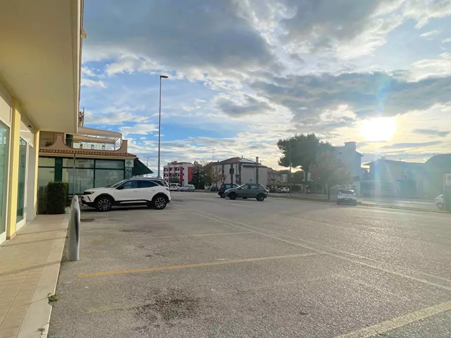 Immagine 6 di Locale commerciale in vendita  in Viale De Gasperi 2 a Monteprandone