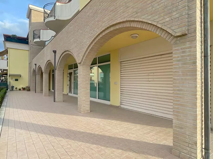 Immagine 7 di Locale commerciale in vendita  in Viale De Gasperi 2 a Monteprandone